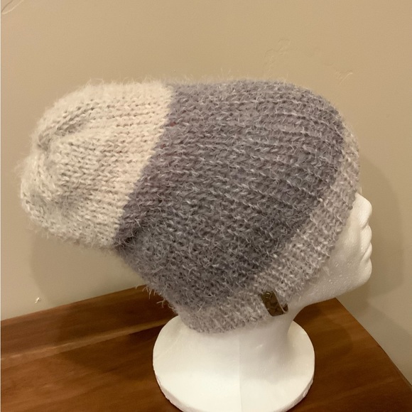 Slouchy Knitted Winter Reversible Hat with Faux Fur Snap Pom - Picture 3 of 4